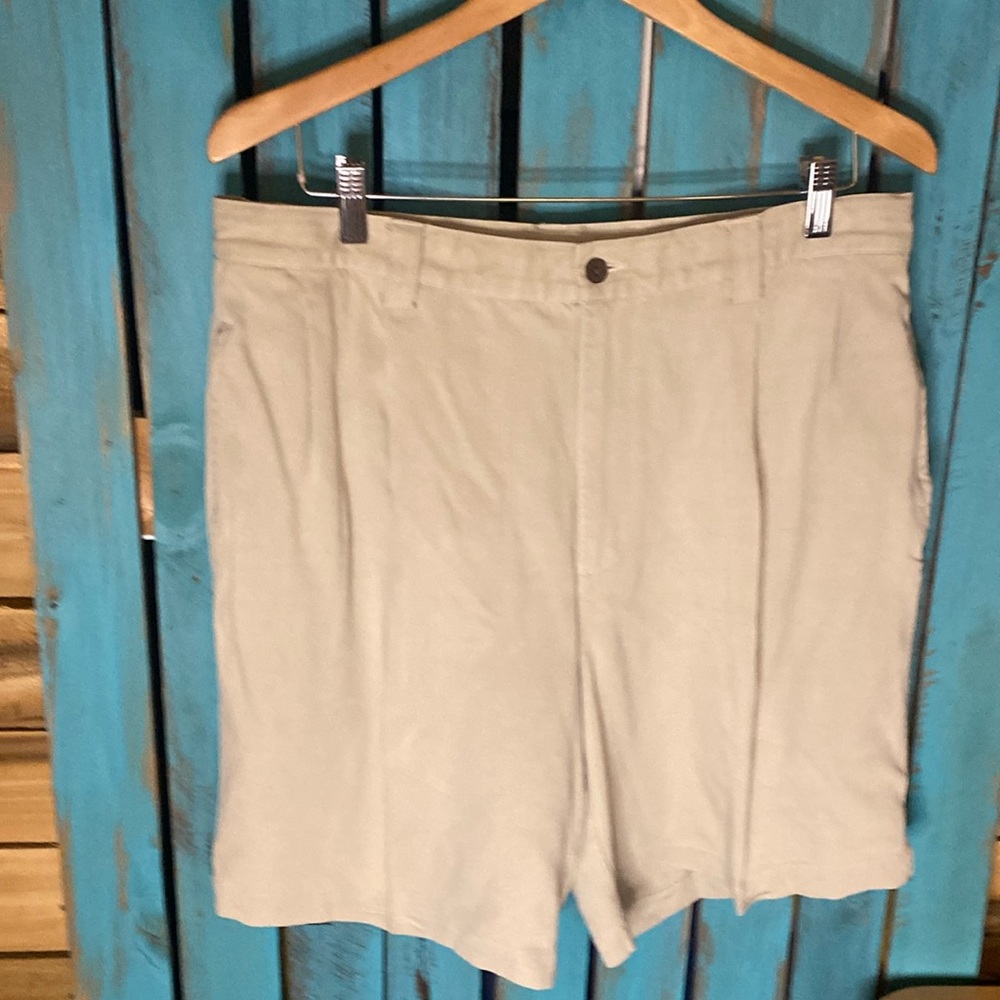 Tommy Bahama silk flat front shorts size 36x7.5 tan